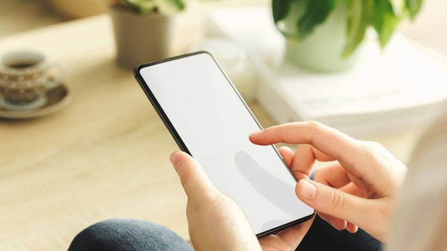 スマホで漫画を読んでいるイメージ画像